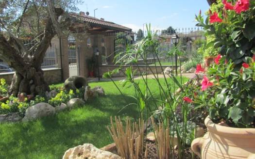 vende villa moncalieri con giardino
